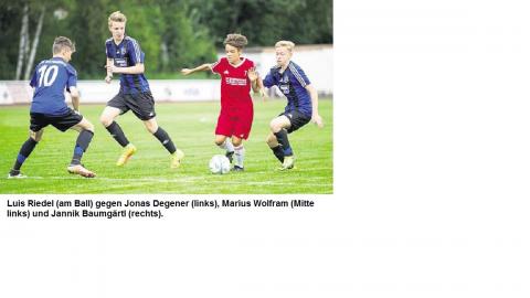 Luis Riedel (am Ball) gegen Jonas Degener (links), Marius Wolfram (Mitte links) und Jannik Baumgärtl (rechts).